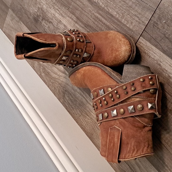 Circle G distressed leather bootie - Picture 1 of 11